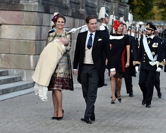 Stolz: Prinzessin Madeleine und ihr Mann Chris O'Neill mit Söhnchen Nicolas bei der Taufe in Schweden.