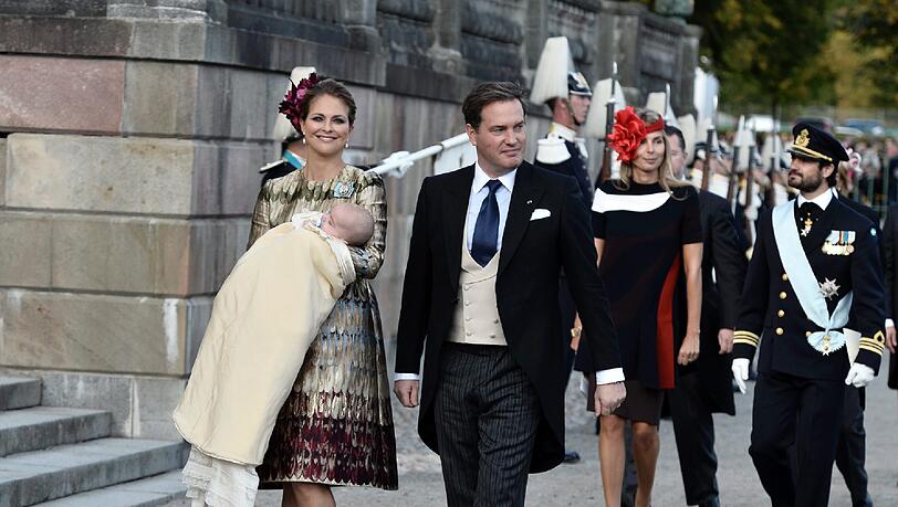 Stolz: Prinzessin Madeleine und ihr Mann Chris O'Neill mit Söhnchen Nicolas bei der Taufe in Schweden. Stolz: Prinzessin Madeleine und ihr Mann Chris O'Neill mit Söhnchen Nicolas bei der Taufe in Schweden.