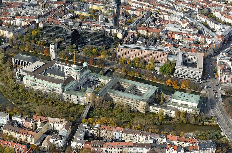 Die Museumsinsel mit dem Kongresssaal (re.), dem Bibliotheksbau (Mitte) und dem Hauptgebäude des Deutschen Museums.