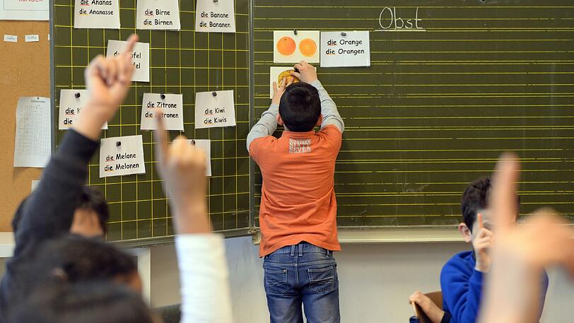 Manche Schulen und Klassen kümmern sich ausschließlich um junge unbegleitete Flüchtlinge - wie auch die Münchner "Schlau-Schule". (Symbolbild)
