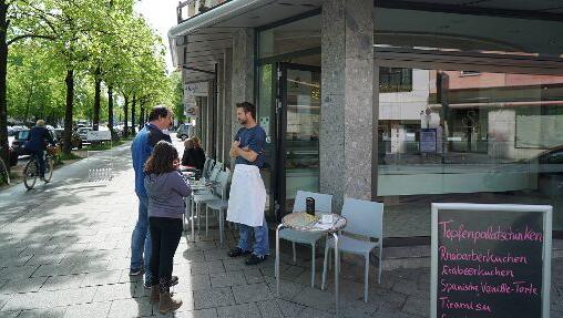 Die meisten Läden müssen vor dem Stromausfall kapitulieren.