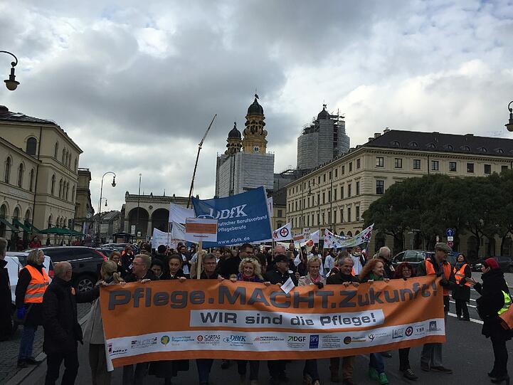 Die Spitze des Protestzuges vor die Staatskanzlei. Dahinter trillern 1200 Pflegerinnen und Pfleger.