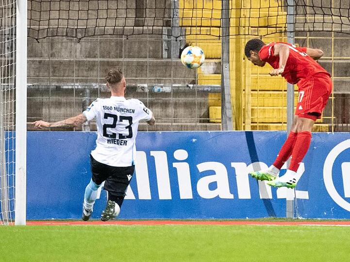 Malik Tillman vom FC Bayern (r) trifft zum 2:1. Links kann Tim Rieder von 1860 München den Ball nicht abwehren. Foto: Matthias Balk/dpa