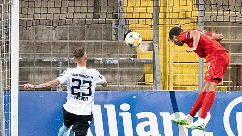 Malik Tillman vom FC Bayern (r) trifft zum 2:1. Links kann Tim Rieder von 1860 München den Ball nicht abwehren. Foto: Matthias Balk/dpa