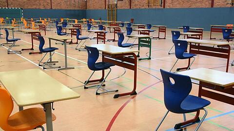 In einer Turnhalle in Leipzig sollen die Abiturprüfungen unter größten hygienischen Bedingungen geschrieben werden.