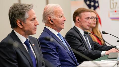 Joe Bidens nationaler Sicherheitsberater Jake Sullivan (r) mit dem US-Präsidenten und US-Außenminister Antony Blinken (l).
