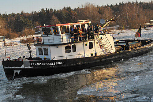 Der türkische Konsul war mit an Bord: Eisbrecher &bdquo;Franz Hesselberger&ldquo; pflügt durch das dicke Eis im Nürnberger Hafen.