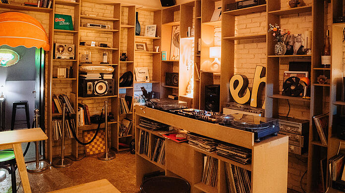 Hinter diesem Pult steht am Wochenende ein DJ und legt die Musik auf, die ihm gefällt. Oft 80er-Jahre-Musik, Disco, Funk und Pop.