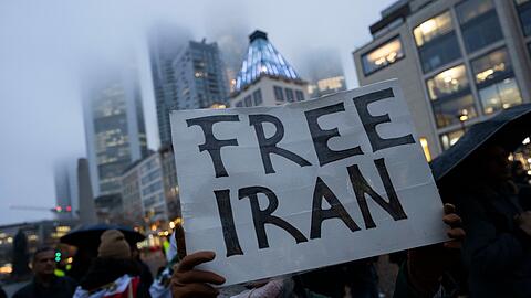 In vielen EU-Staaten fordern Menschen seit Wochen neue Sanktionen gegen Verantwortliche f&uuml;r die Gewalt im Iran. Nun gibt es einen ersten Beschluss. (Archivbild)