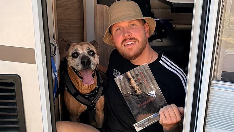 Rapper Finch mit seinem "Nummer 1 Award". Rapper Finch mit seinem "Nummer 1 Award".