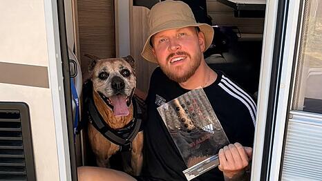 Rapper Finch mit seinem "Nummer 1 Award".