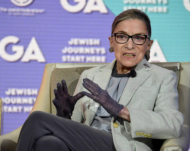 Ruth Bader Ginsburg war eine US-amerikanische Juristin und ab 1993 Beisitzende Richterin (Associate Justice) am Supreme Court der Vereinigten Staaten. Dort wurde sie dem liberalen Fl&uuml;gel zugerechnet. Sie starb 2020 mit 87 Jahren.