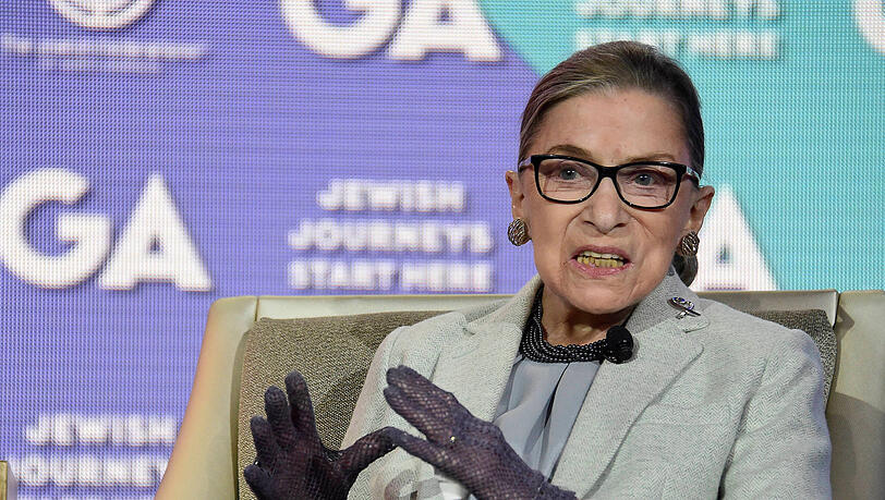 Ruth Bader Ginsburg war eine US-amerikanische Juristin und ab 1993 Beisitzende Richterin (Associate Justice) am Supreme Court der Vereinigten Staaten. Dort wurde sie dem liberalen Flügel zugerechnet. Sie starb 2020 mit 87 Jahren. Ruth Bader Ginsburg war eine US-amerikanische Juristin und ab 1993 Beisitzende Richterin (Associate Justice) am Supreme Court der Vereinigten Staaten. Dort wurde sie dem liberalen Flügel zugerechnet. Sie starb 2020 mit 87 Jahren.