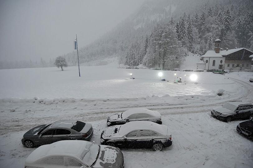 Auf vielen Straßen staute es sich. Im Bild: Ein Blick aus dem Fenster der Hanns-Seidel-Stiftung in Wildbad Kreuth am Mittwoch.