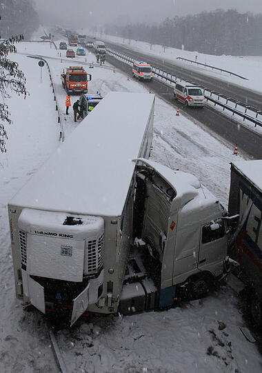 Auf der A8 rutscht ein Lkw am Dienstag auf das vorausfahrende Fahrzeug. Wegen Schneeglätte kam er nicht mehr rechtzeitig zum Stehen. Die zwei Fahrer werden verletzt.