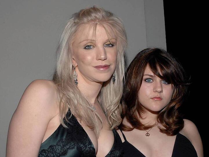 Frances Bean Cobain (r.) mit ihrer Mutter Courtney Love im Februar 2007