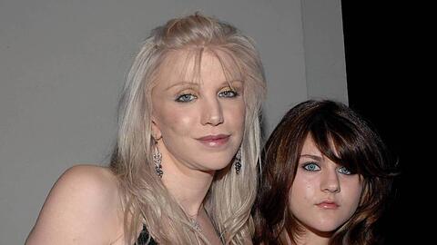 Frances Bean Cobain (r.) mit ihrer Mutter Courtney Love im Februar 2007
