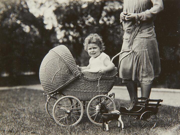 Die Königin als Kind: Elizabeth im Kinderwagen.