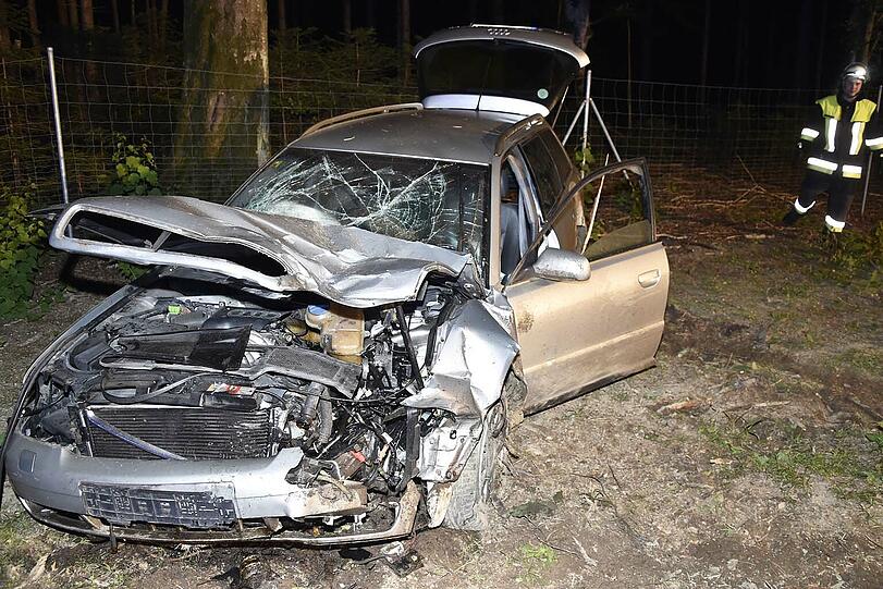 Der Audi hat den Fiat förmlich abgeschossen. Fünf Menschen, darunter ein Kind, wurden bei dem Unfall verletzt.