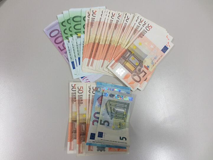 Außerdem hatte der 26-Jährige noch fast 3000 Euro Bargeld bei sich.