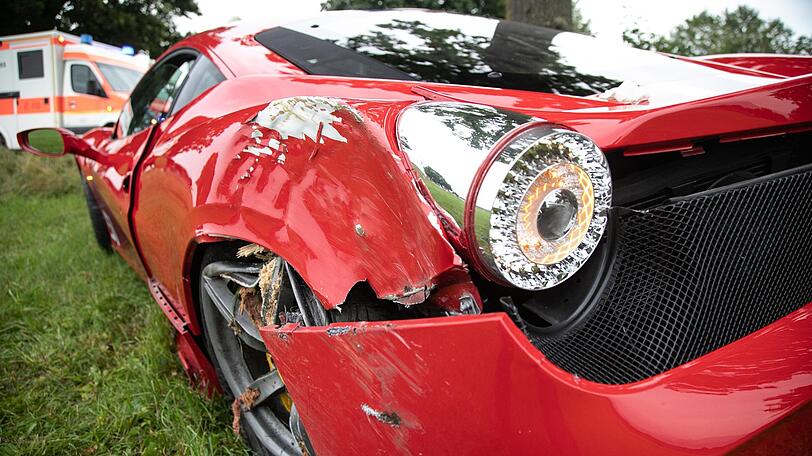 Auf der Kreisstraße TS 3 in Richtung Winkl krachte der Ferrari am Vormittag kurz nach dem Ortsschild von Grabenstätt in einen Baum.