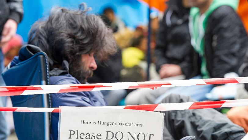 Hungerstreikende sind am 27.06.2013 in München vor dem Lager mit etwa 70 Menschen zu sehen, die ohne zu essen und seit drei Tagen auch ohne zu trinken für die Anerkennung ihrer Asylanträge kämpfen. Hungerstreikende sind am 27.06.2013 in München vor dem Lager mit etwa 70 Menschen zu sehen, die ohne zu essen und seit drei Tagen auch ohne zu trinken für die Anerkennung ihrer Asylanträge kämpfen.
