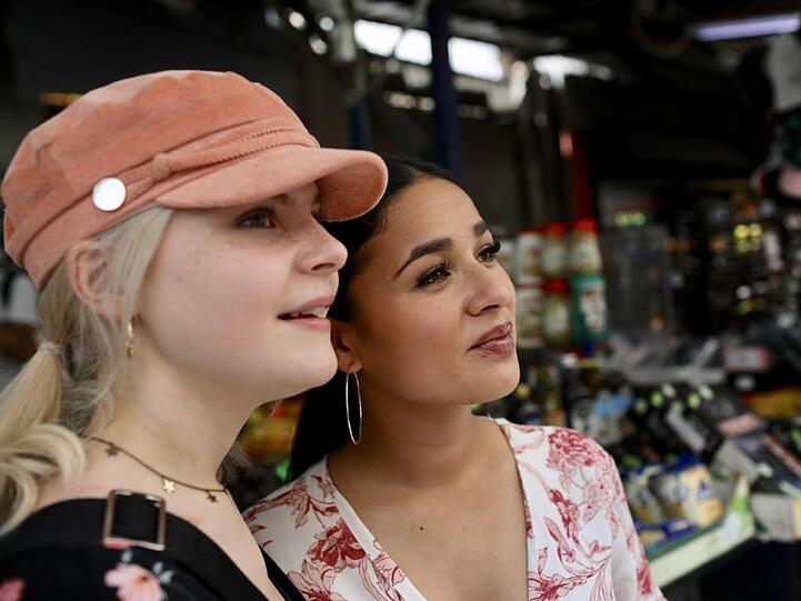 Die S!sters Carlotta Truman (l) und Laurita Spinelli besuchen den Karmelmarkt.