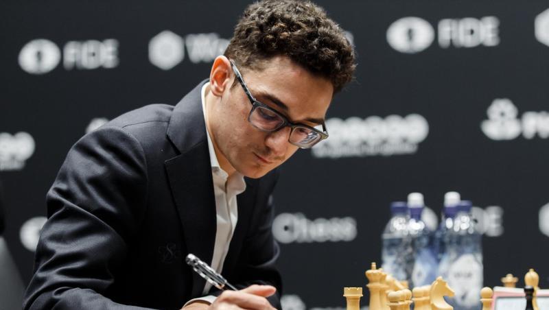 Ließ sich auch in der vierten Partie nicht durch Titelverteidiger Magnus Carlsen besiegen: Herausforderer Fabiano Caruana. Ließ sich auch in der vierten Partie nicht durch Titelverteidiger Magnus Carlsen besiegen: Herausforderer Fabiano Caruana.