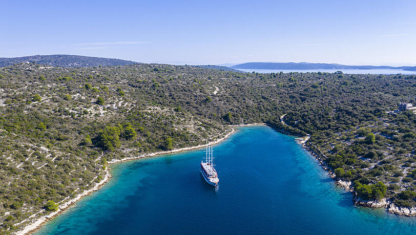 Die malerische Badebucht in der Nähe von Trogir. Die malerische Badebucht in der Nähe von Trogir.