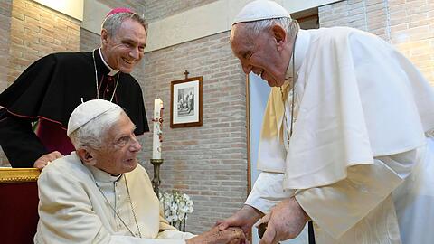 Papst Benedikt XVI. (li.) und Papst Franziskus bei einem Treffen im August 2022.