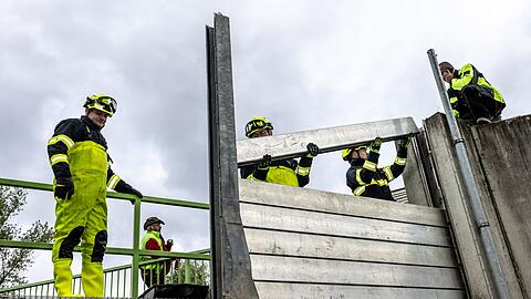 Einsatzkr&auml;fte ziehen Hochwasserschutzw&auml;nde an der Elbe hoch.