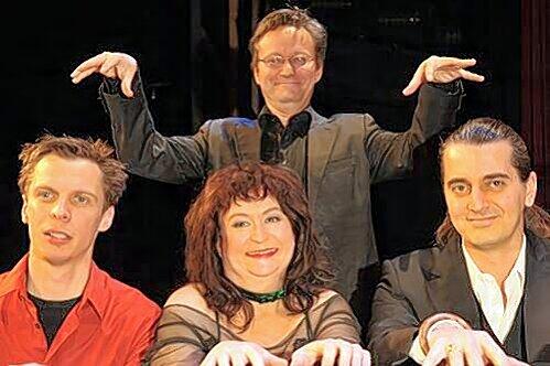 Gruppenbild mit Dame: Die Gewinner des Deutschen Kabarettpreises 2010 (v. links) Klaus Eckel (Förderpreis), Lizzy Aumeier (Sonderpreis) und Hagen Rether (Hauptpreis) mit Frank Lüdecke (hinten).