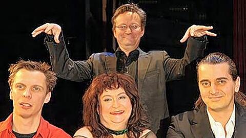 Gruppenbild mit Dame: Die Gewinner des Deutschen Kabarettpreises 2010 (v. links) Klaus Eckel (Förderpreis), Lizzy Aumeier (Sonderpreis) und Hagen Rether (Hauptpreis) mit Frank Lüdecke (hinten).