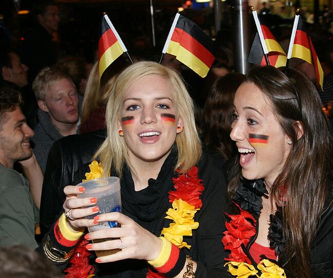 Schade Holland: So feiert München nach dem 2:1-Sieg der Deutschen Fußball-Nationalmannschaft gegen die Niederlande. Die besten Bilder aus der Leopoldstraße und diversen Münchner "EM-Kneipen".