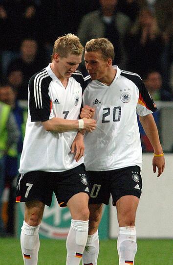 Sein erstes A-Länderspiel bestritt Schweinsteiger (hier mit Lukas Podolski) am 6. Juni 2004 in Kaiserslautern - Deutschland verlor damals unter Rudi Völler gegen das zu diesem Zeitpunkt von Lothar Matthäus trainierte Ungarn mit 0:2.