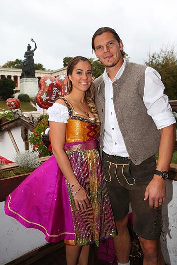 Daniel van Buyten und seine Ehefrau Celine in Tracht auf der Wiesn.