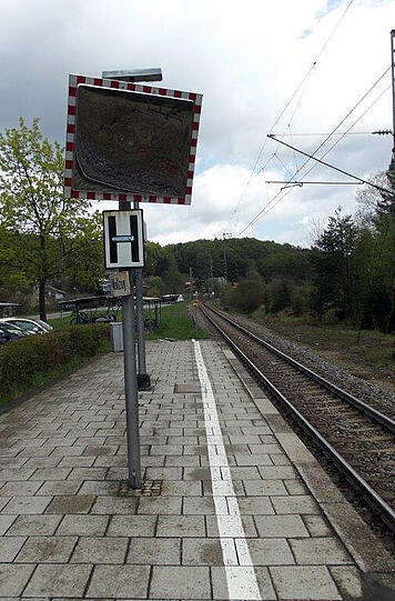 Am Wochenende haben Unbekannte die Haltestelle Steinebach der S8 verwüstet. Die Bilder.