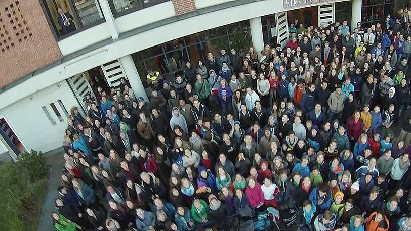 Um um 8.07 Uhr steigt der Heliumballon vom Pausenhof des Klenze-Gymnasiums auf.