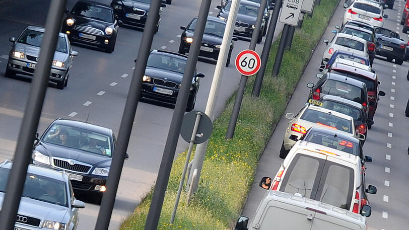 Unfall im abendlichen Feiertagsverkehr. Eine Fahrtrichtung war für längere Zeit komplett gesperrt (Symbolbild)