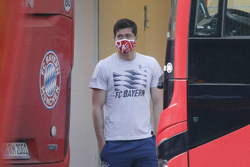 Auch für Robert Lewandowski gehört der Mundschutz mittlerweile zur Grundausstattung.