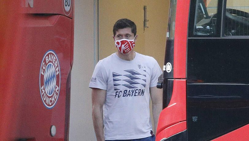 Auch für Robert Lewandowski gehört der Mundschutz mittlerweile zur Grundausstattung. Auch für Robert Lewandowski gehört der Mundschutz mittlerweile zur Grundausstattung.