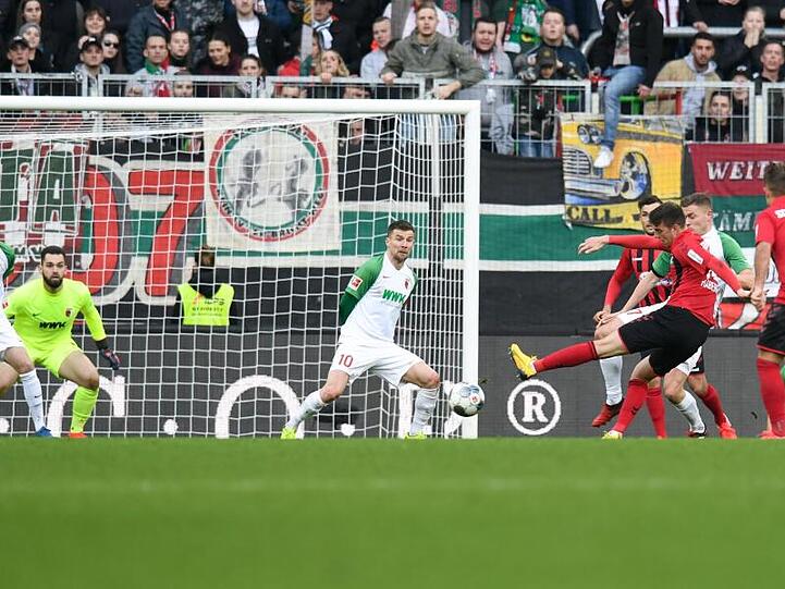 Janik Haberer (r) sorgte mit seinem Tor zum 1:1 für einen Freiburger Punkt in Augsburg.