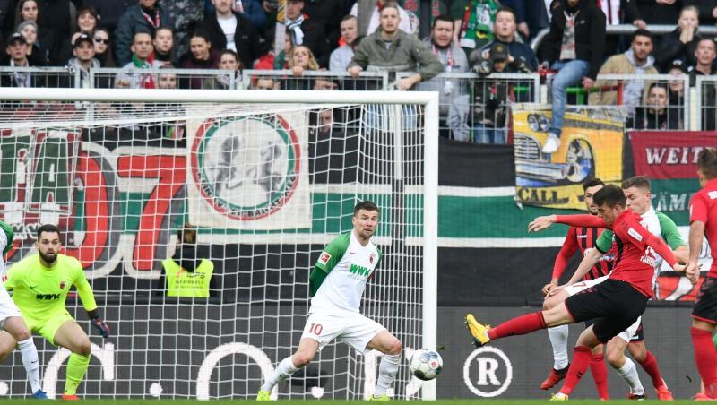 Janik Haberer (r) sorgte mit seinem Tor zum 1:1 für einen Freiburger Punkt in Augsburg. Janik Haberer (r) sorgte mit seinem Tor zum 1:1 für einen Freiburger Punkt in Augsburg.