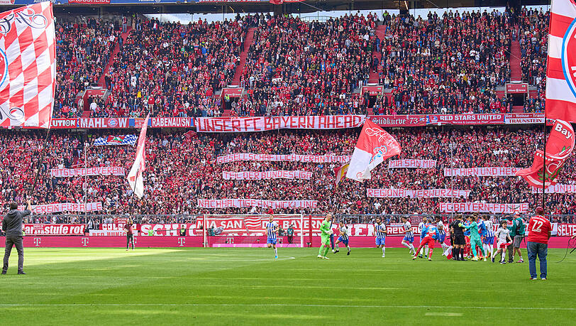 Die Südkurve zeigte zu Beginn des Heimspiels gegen die Hertha zahlreiche Transparente.