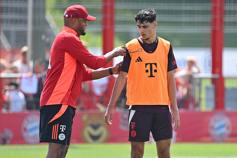 Vincent Kompany (l.) coachte bereits beim öffentlichen Training äußerst präzise und führte viele Einzelgespräche, wie hier mit Aleks Pavlovic (r.).