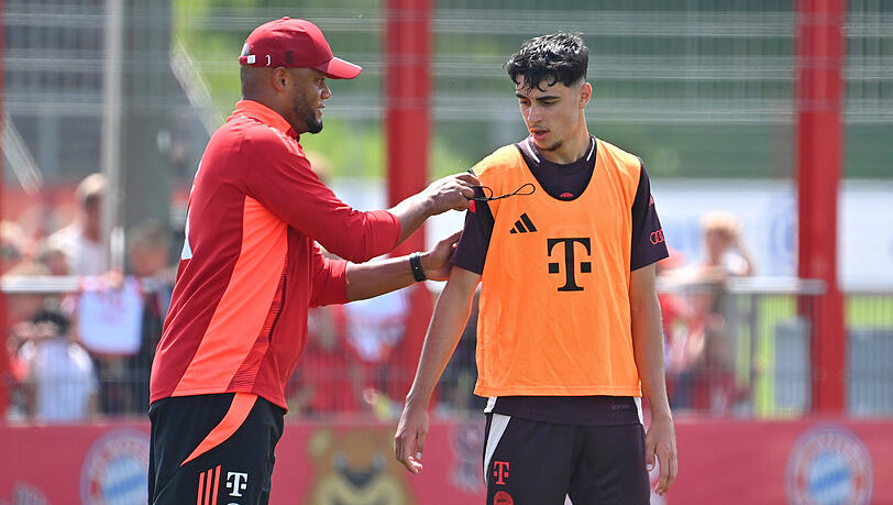 Vincent Kompany (l.) coachte bereits beim öffentlichen Training äußerst präzise und führte viele Einzelgespräche, wie hier mit Aleks Pavlovic (r.).