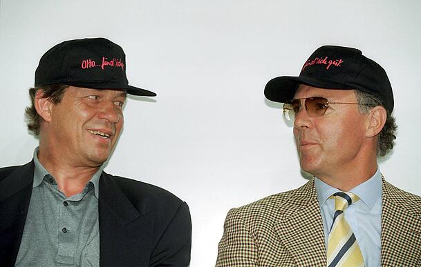 Da schau her! Bayerns damaliger Trainer Otto Rehhagel und Boss Franz Beckenbauer mit "Otto... find ich gut"-Kappen. Da schau her! Bayerns damaliger Trainer Otto Rehhagel und Boss Franz Beckenbauer mit "Otto... find ich gut"-Kappen.