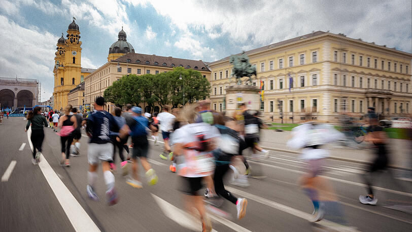 Auch am Odeonsplatz mit der Feldherrnhalle vorbei: Die Strecke verbindet Münchens schönste Ecken zu einem einzigartigen Laufparcours. Auch am Odeonsplatz mit der Feldherrnhalle vorbei: Die Strecke verbindet Münchens schönste Ecken zu einem einzigartigen Laufparcours.