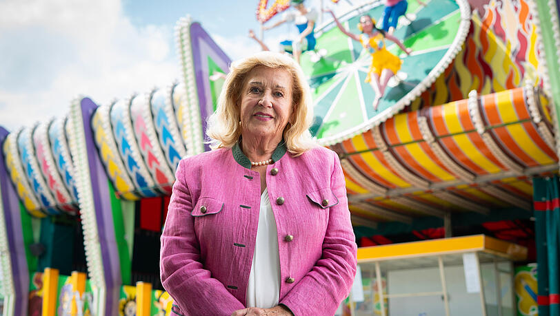 Elisabeth Polaczy, Betreiberin des beliebten Teufelsrades, musste die Pappmach&eacute;-Figuren &uuml;ber dem Eingang zum Fahrgesch&auml;ft umgestalten lassen.