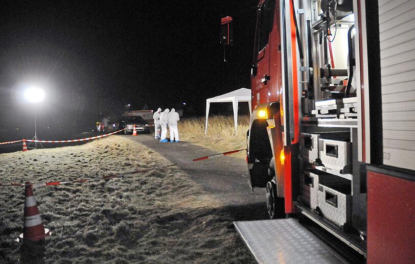 Der Spaziergänger bemerkte den Angaben zufolge außerdem ein junges Pärchen, das zu Fuß und dann mit einem Auto unbekannten Typs flüchtete.